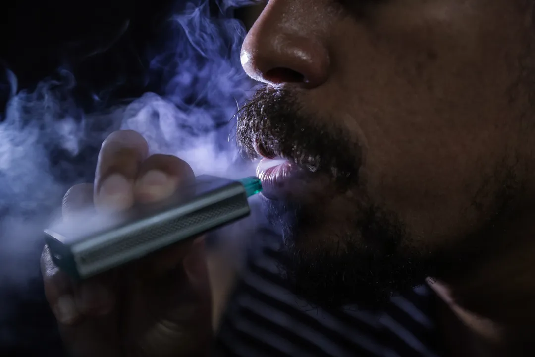 Fumaça do vape (cigarro eletrônico) contém metais como chumbo, níquel, zinco e também tem efeito passivo