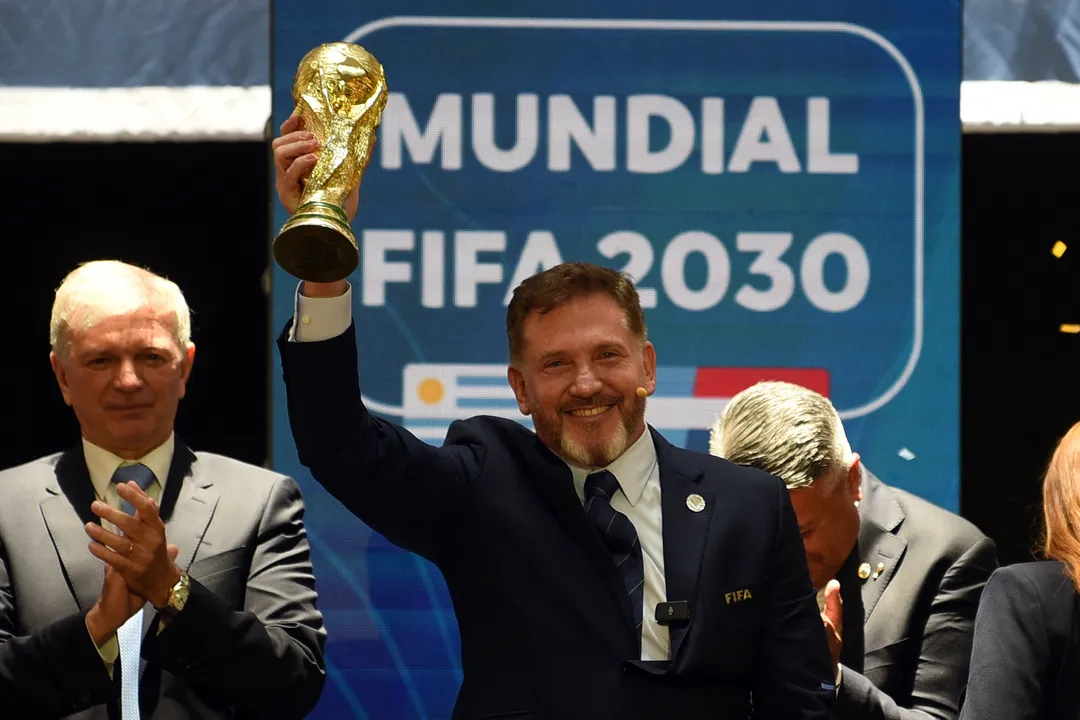 Alejandro Dominguez com a réplica da taça da Copa do Mundo