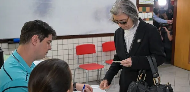 Cármen Lúcia, compareceu à sua seção eleitoral no colégio Santo Agostinho