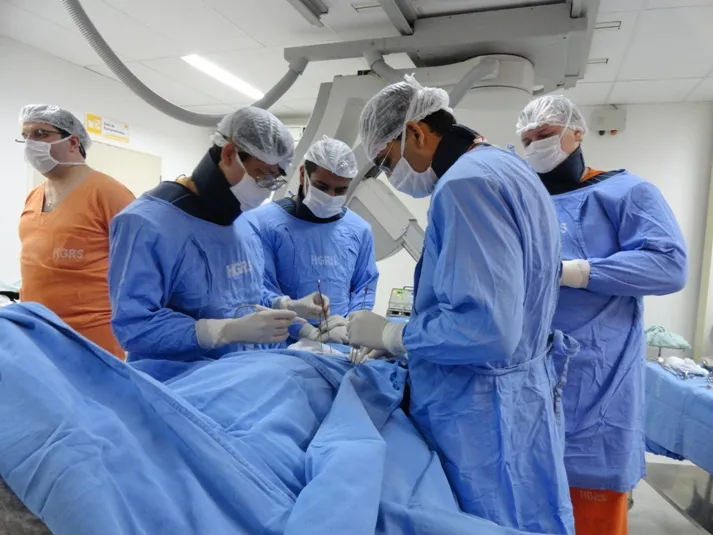 Médicos realizando procedimentos no Hospital Geral Roberto Santos