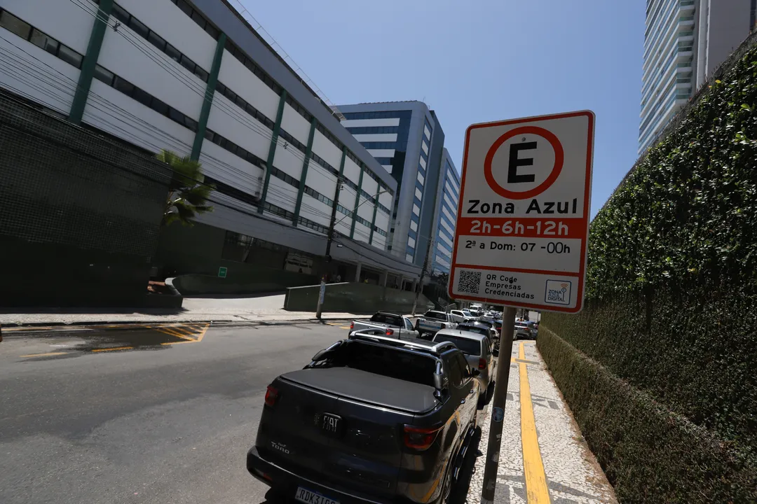 Placa de estacionamento rotativo - Zona Azul na via Av. Prof. Magalhães Neto