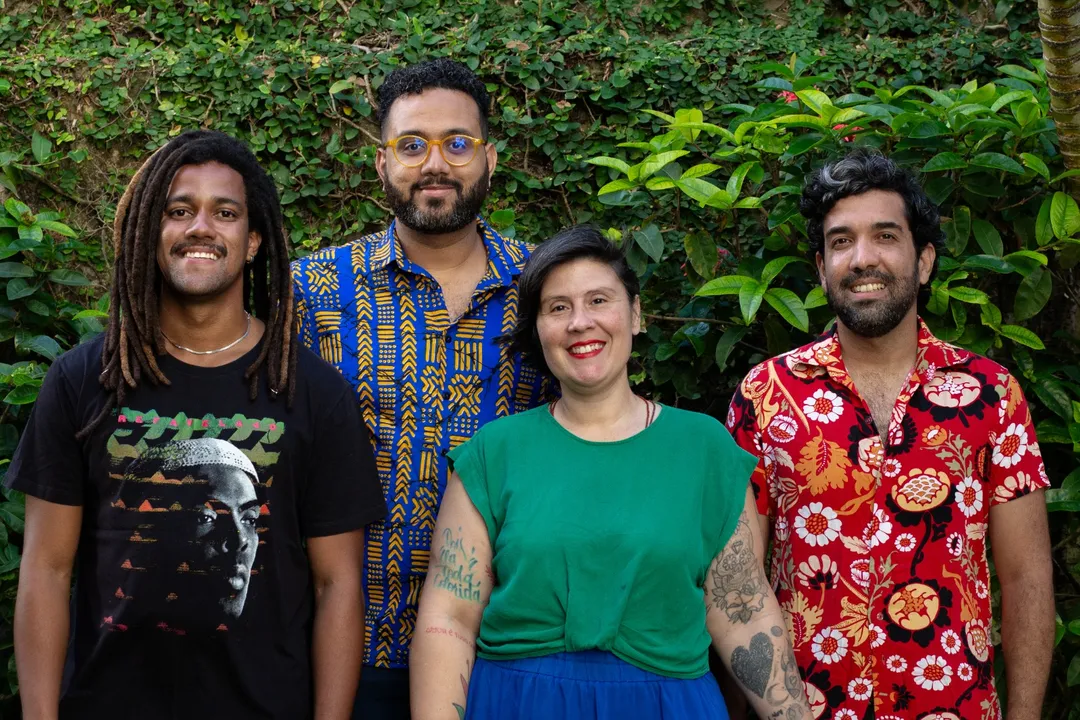 O grupo é composto pelos músicos Weslei, Rayan Ribeiro e Felipe Santana, além da artista visual Zeza Maria