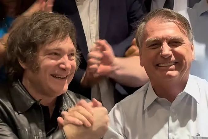 Bolsonaro e Javier Milei juntos em encontro recente