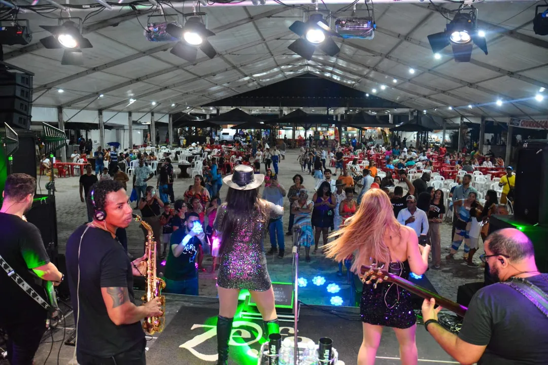 O público presente no quinto dia da Feira Nacional da Agropecuária (Fenagro) aprovou com nota 10 a apresentação da banda Zefa di Zeca