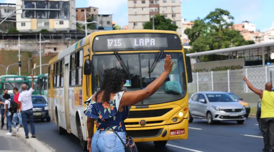 Bloqueio aconteceu por obras de microdrenagem realizadas pela Conder no bairro do Uruguai