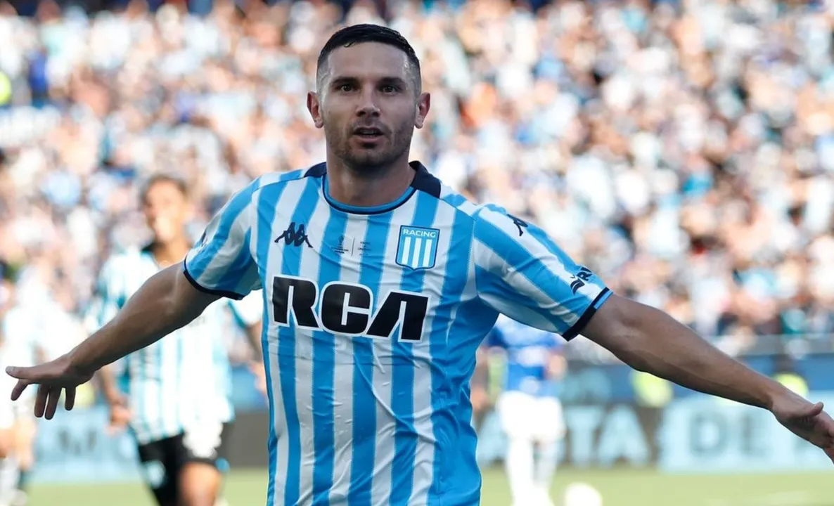 Adrián Martínez comemorando o segundo gol do Racing diante do Cruzeiro