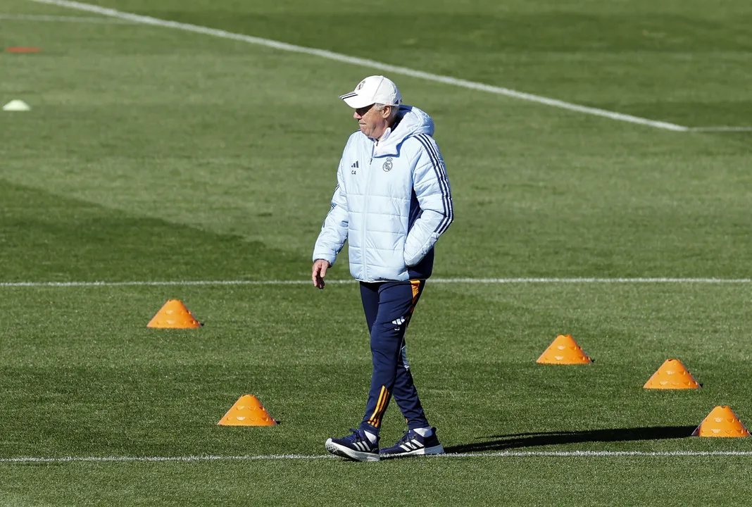 Técnico Carlo Ancelotti antes de um treinamento no Real Madrid