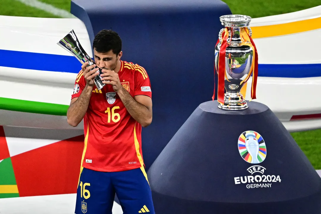 Rodri recebendo o troféu de Melhor jogador da Eurocopa