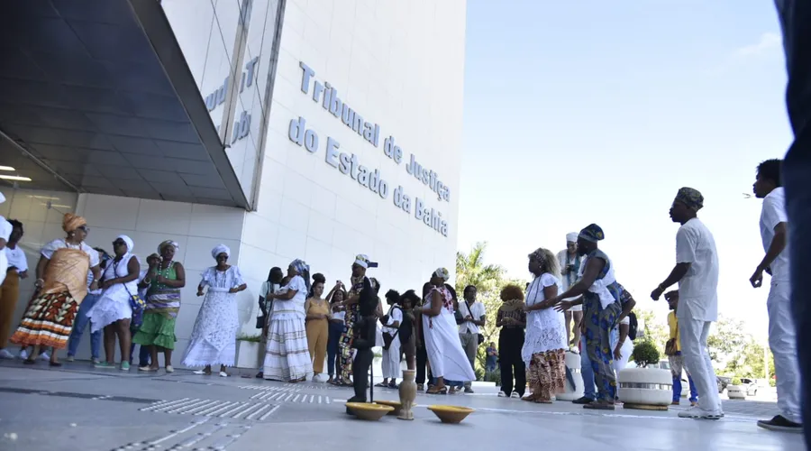 Grupo se reuniu na parte externa do Tribunal de Justiça da Bahia