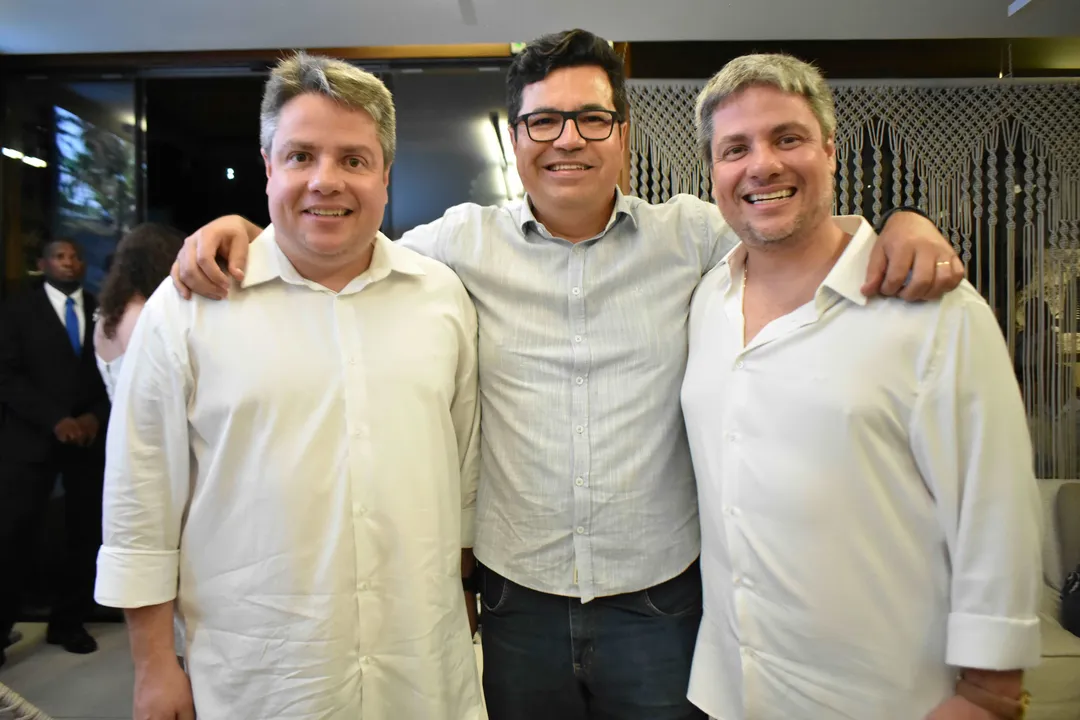 O diretor-geral da Costa do Sauípe, Renilson dos Santos, entre Rafael e Ricardo Cal