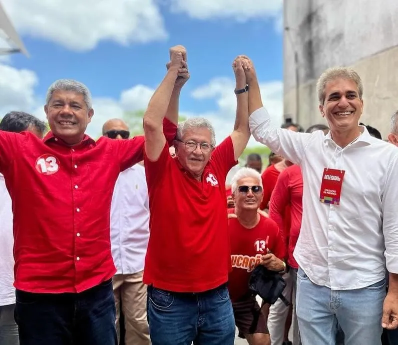 Imagem ilustrativa da imagem Robinson celebra vitória de Caetano e manda Neto "chorar no Pé do Caboclo"