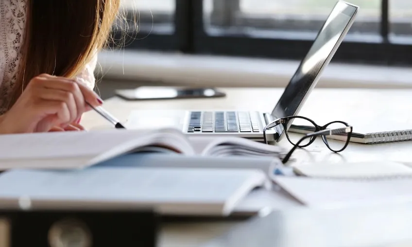 Rotina de estudo e autocuidado podem ajudar desempenho em concursos