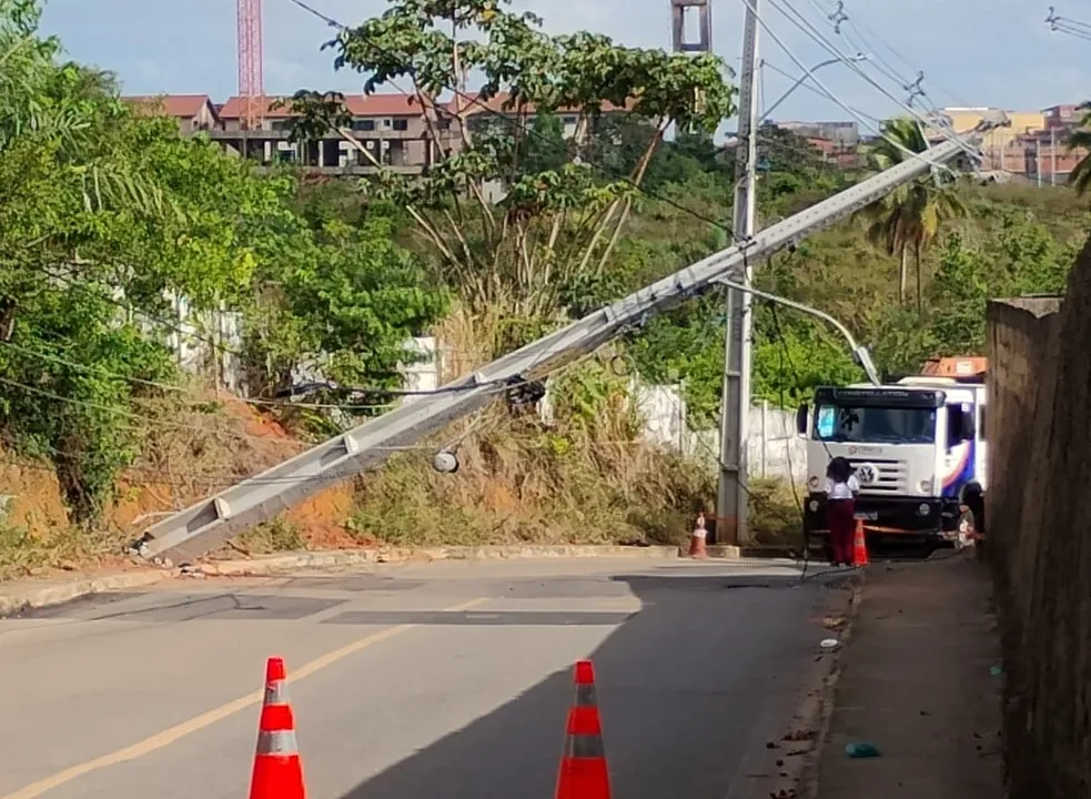 Poste ficou escorado por fios de alta tensão