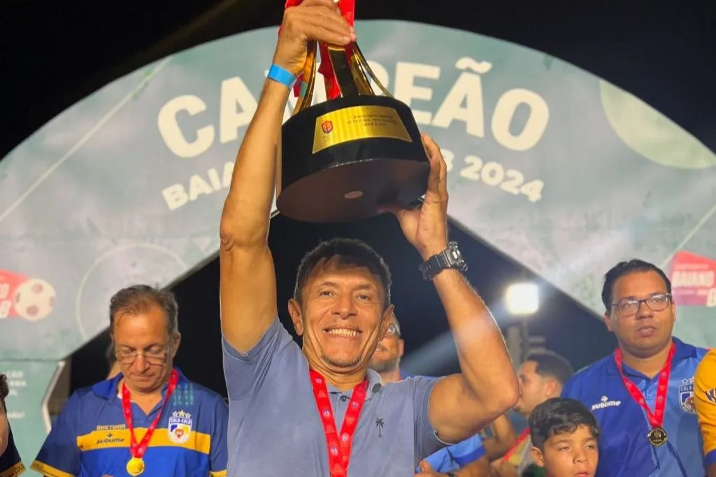 Paulo Sales com o troféu da Série B do Baianão, conquistado com o Colo-Colo