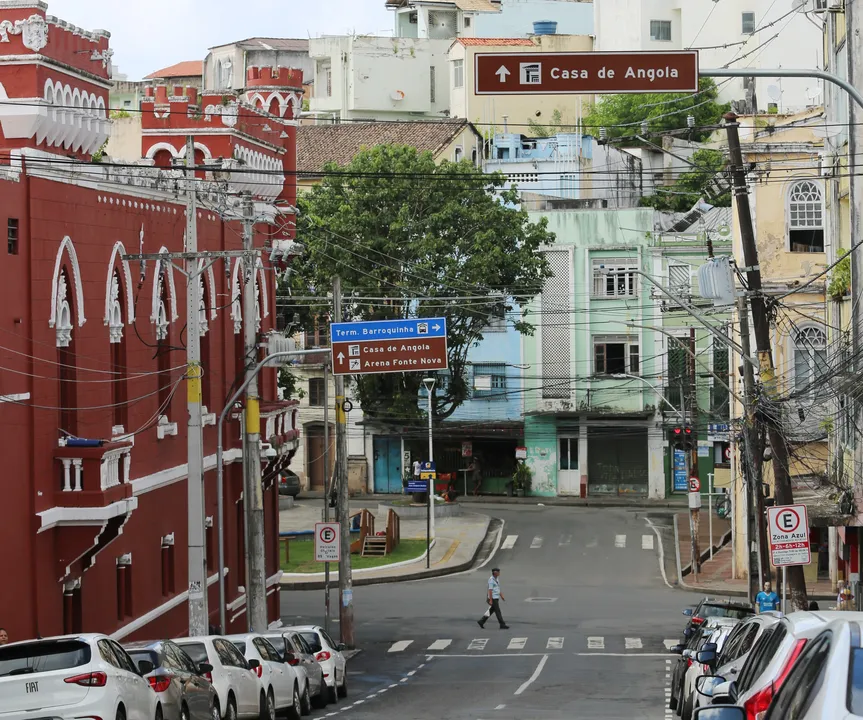 O roteiro leva visitantes para locais simbólicos como a Ladeira da Praça, onde a Revolta dos Malês teve início