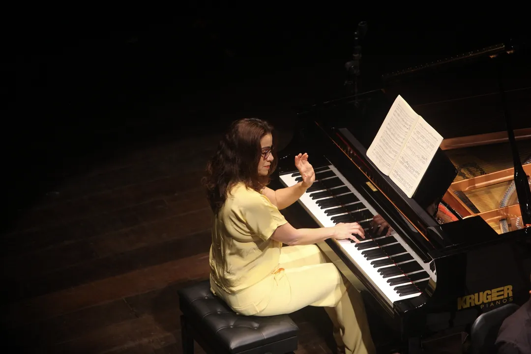 Simone Leitão ao piano Cred