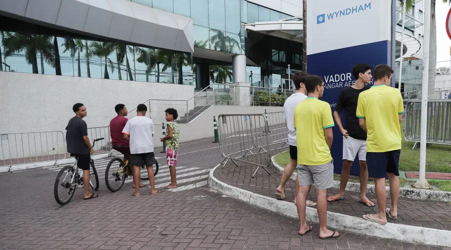 Crianças e jovens se reuniram em frente ao hotel para ver jogadores da Seleção