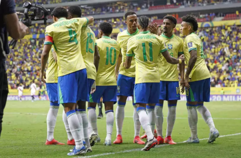 Jogadores comemorando gol do Brasil na partida contra o Peru