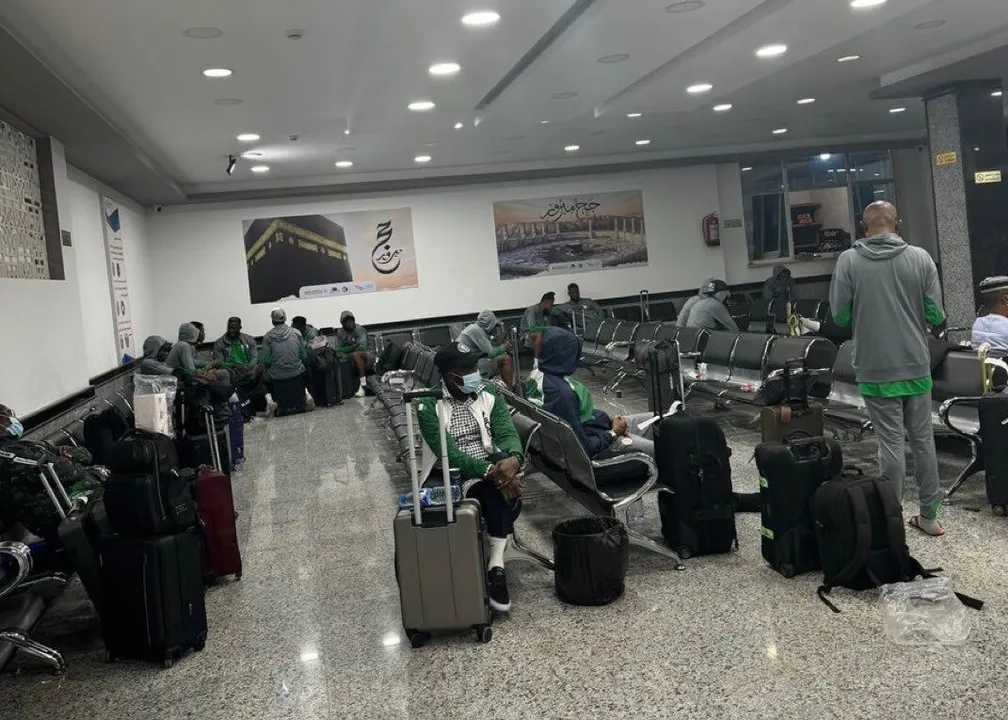 Jogadores da Nigéria em aeroporto