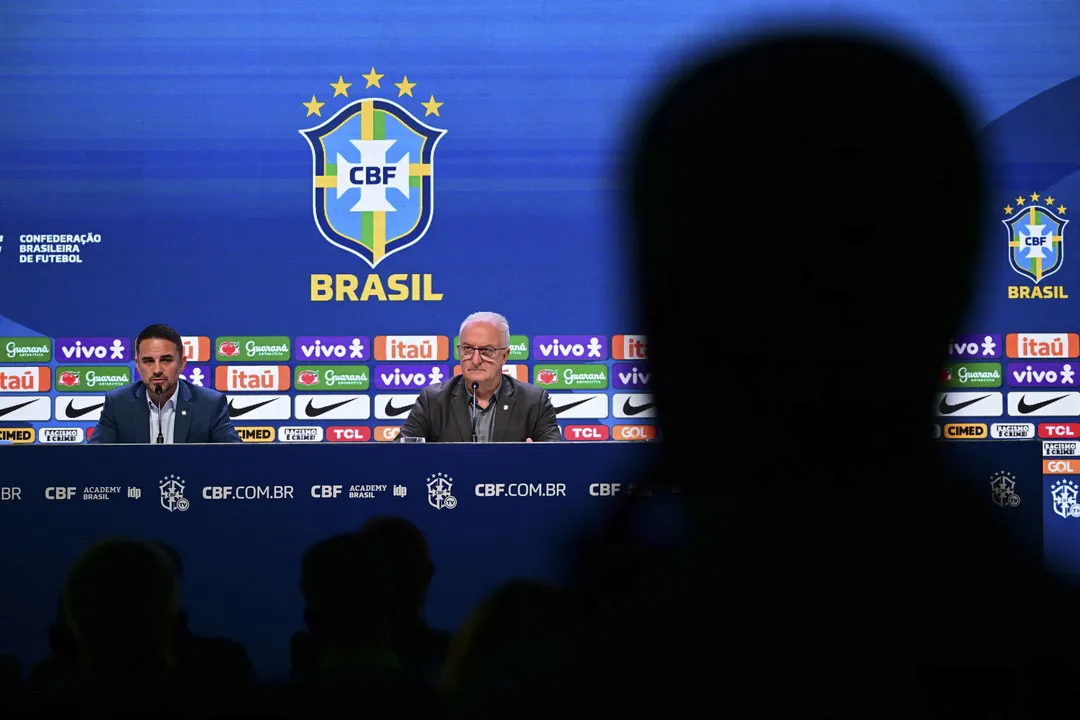 Rodrigo Caetano e Dorival Junior durante coletiva de imprensa