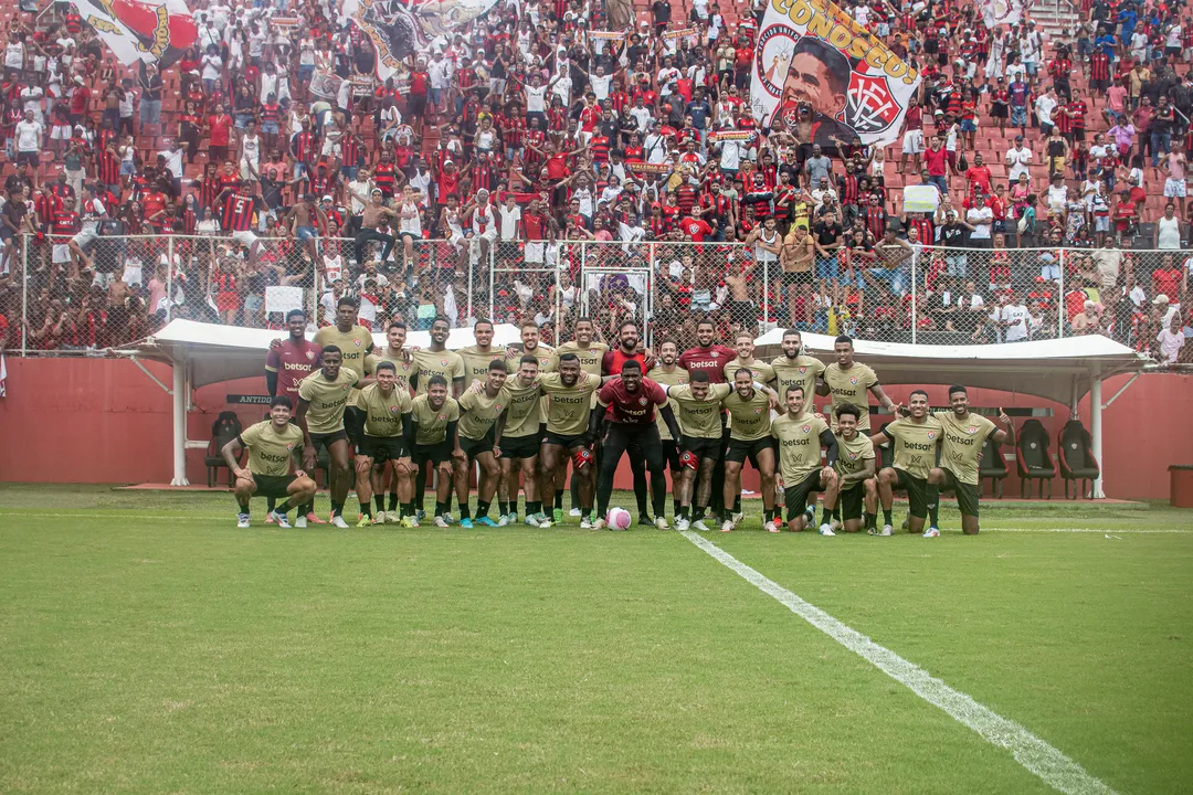 Elenco rubro-negro posa para foto ao lado da torcida durante o treino aberto no Barradão