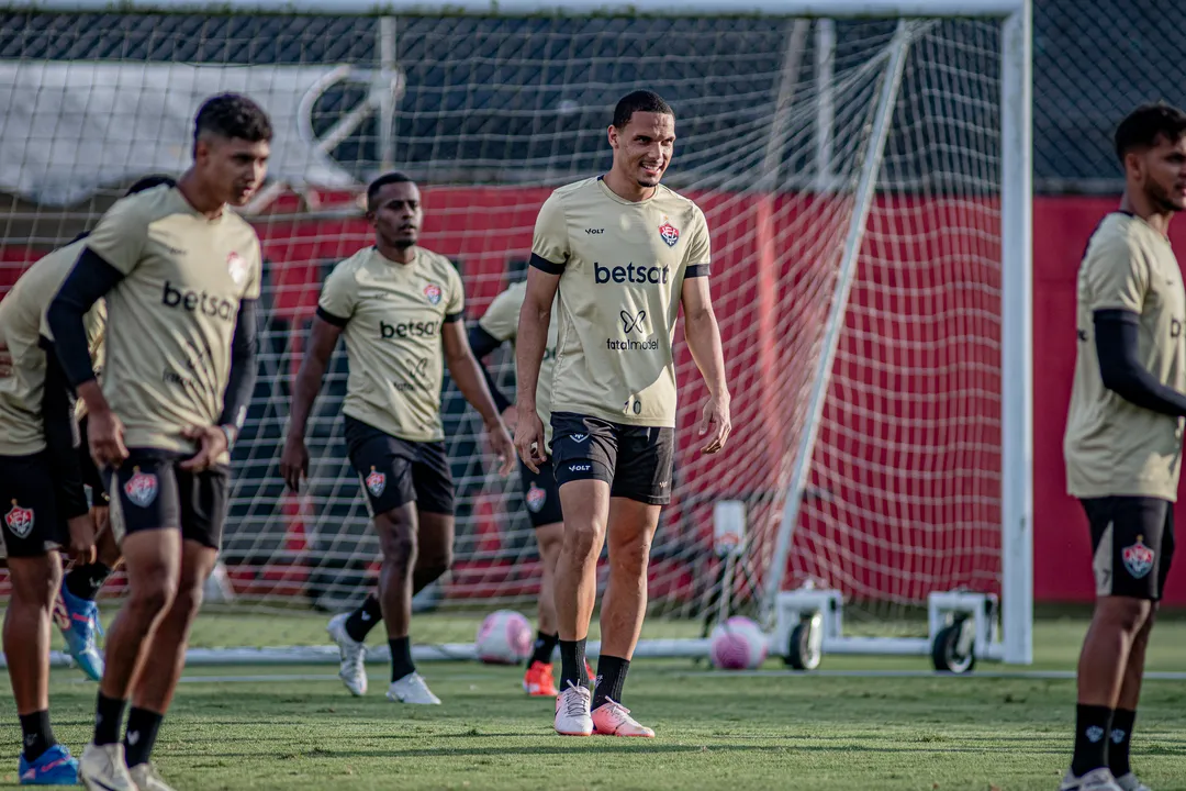 Elenco rubro-negro durante treino na Toca do Leão