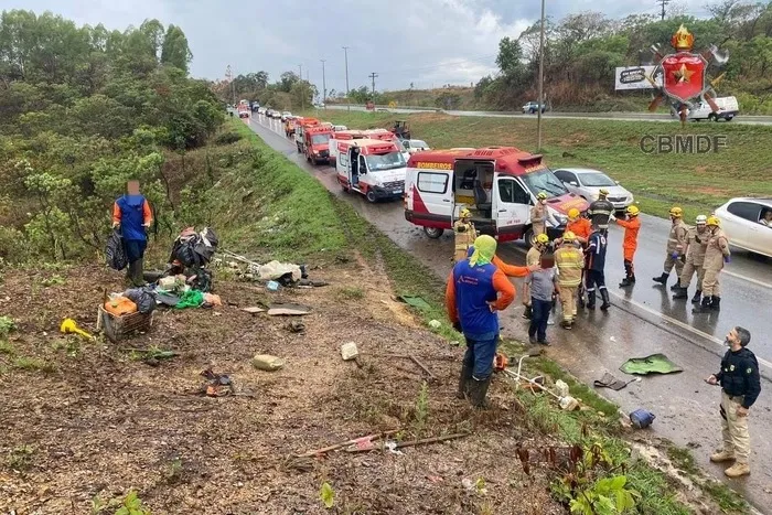 A Polícia Rodoviária Federal (PRF) está investigando o incidente e busca localizar o veículo responsável.