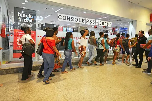 Consumidores aguardam Black Friday para compras