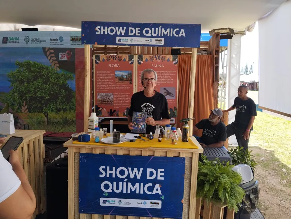 Show de química chama atenção de estudantes na Fenagro