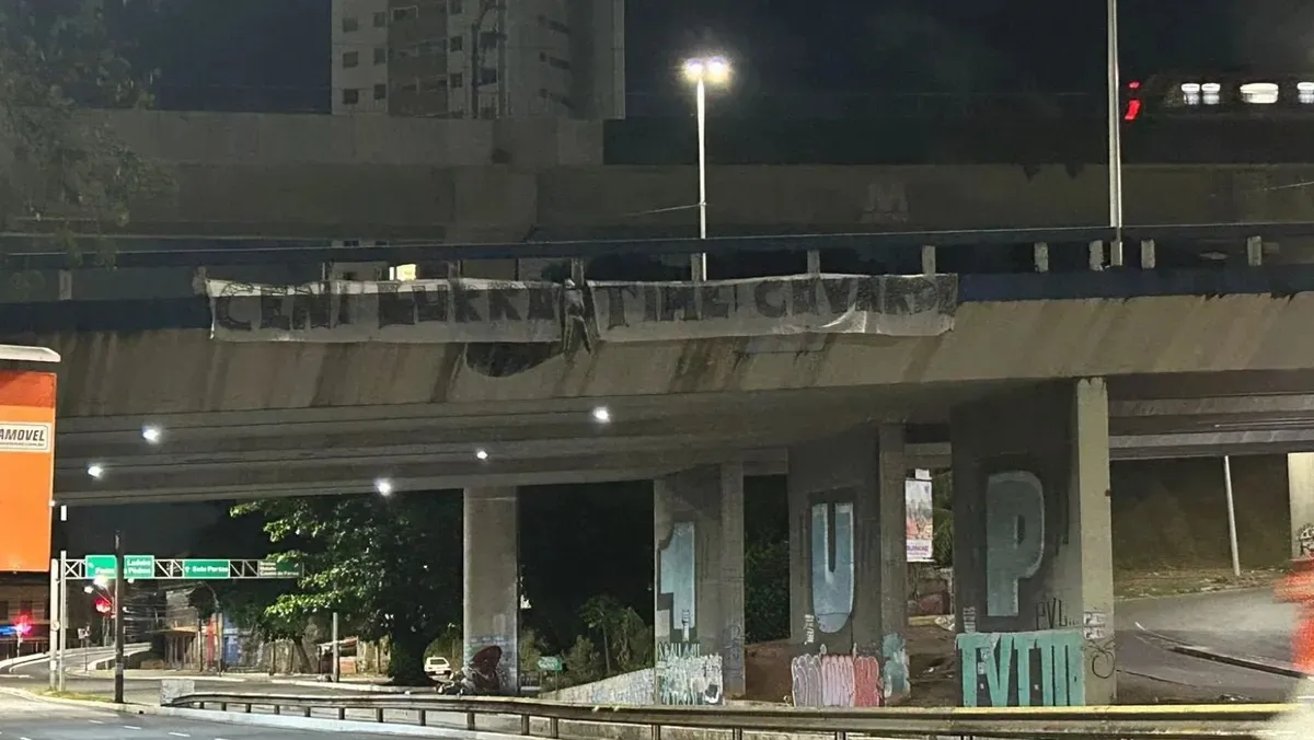 Torcedores do Bahia estenderam faixa e boneco de Judas enforcado com foto de Rogério Ceni em Viaduto próximo à Arena Fonte Nova