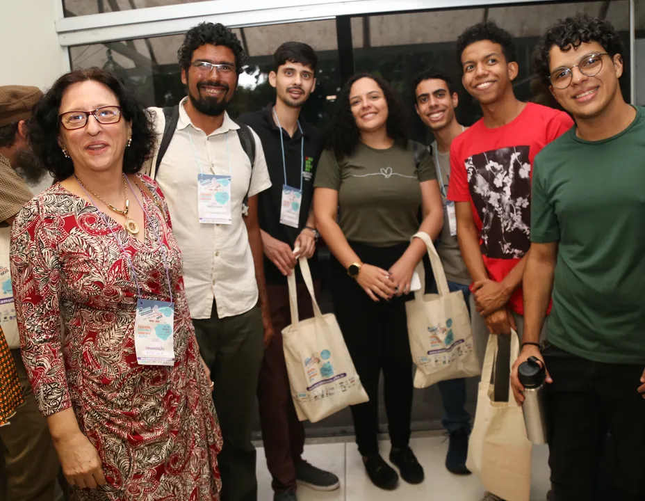 Pesquisadora Maria Helena Bonilla (esquerda) com participantes do evento na Ufba