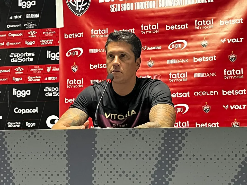 Thiago Carpini durante entrevista coletiva após o jogo deste sábado, 2