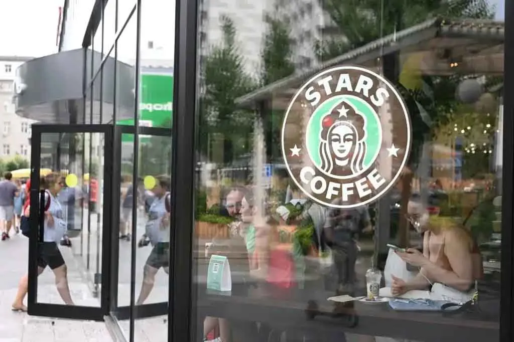 Desde o outono de 2024, a Starbucks tem reestruturado suas operações
