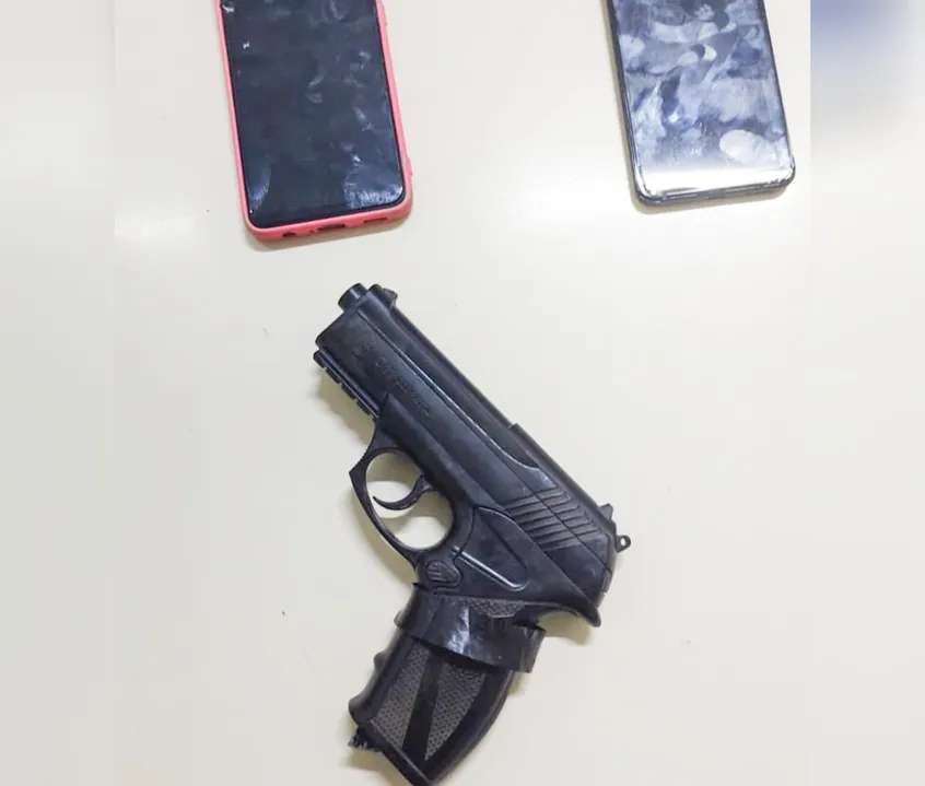 Foram apreendidos uma pistola falsa e dois celulares.