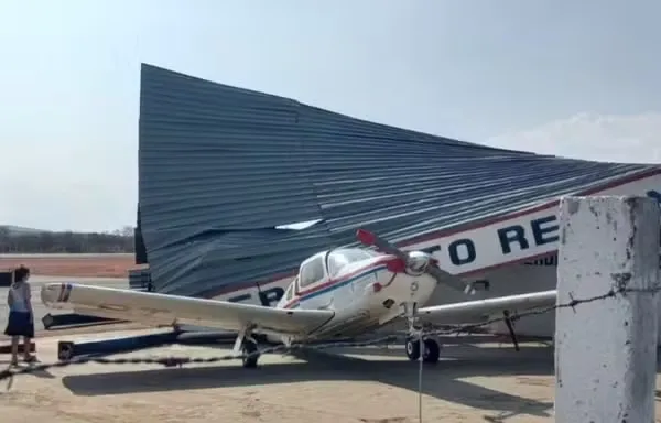 Imagem ilustrativa da imagem Telhado de aeroporto é arrancado por ventania e avião é atingido