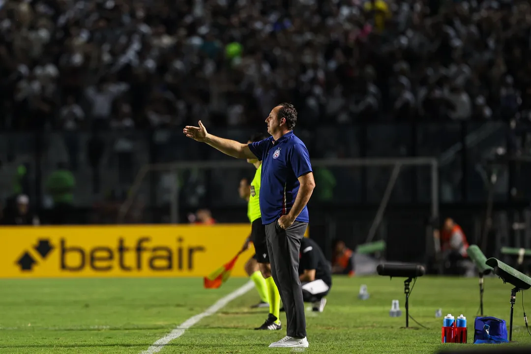 Rogério Ceni comanda o Bahia na beira do gramado