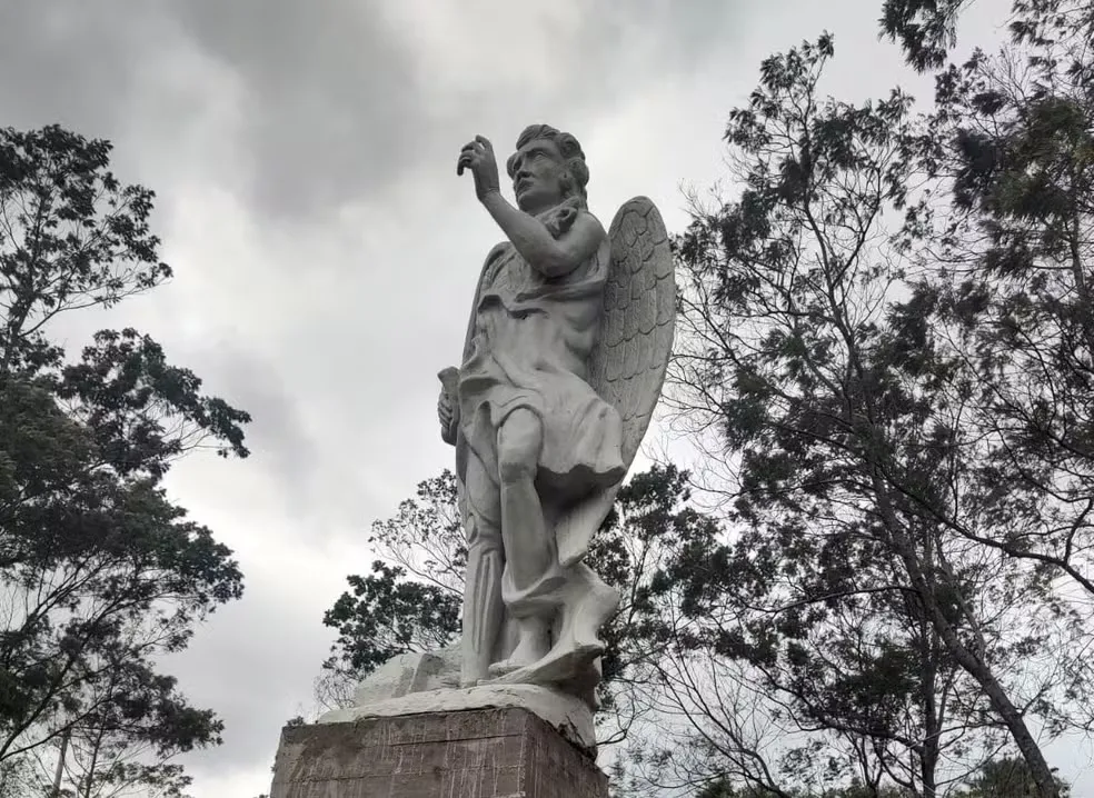 Criação do santuário com a estátua de Lúcifer, medindo 5 metros com o pedestal, provocou polêmica na cidade.