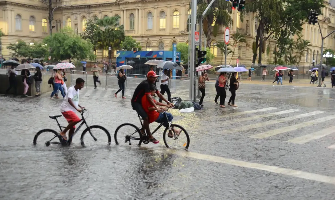 Centro de Gerenciamento de Emergências da prefeitura de São Paulo confirmou seis pontos de alagamento na cidade