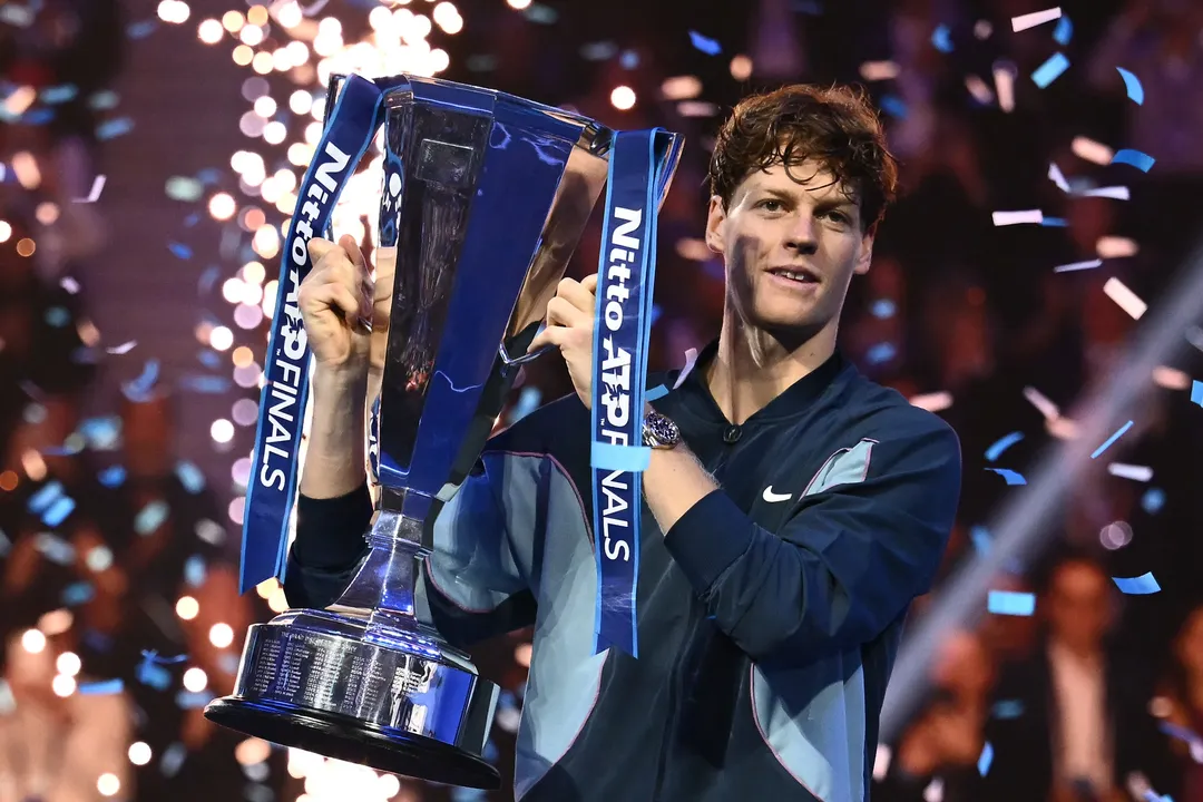 Jannik Sinner posa com troféu do ATP Finals