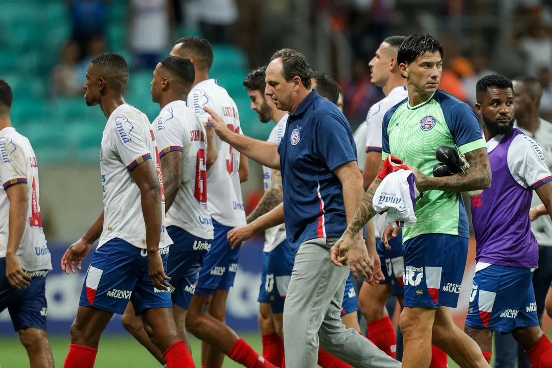 Técnico Rogério Ceni deixa o campo com os jogadores do Bahia