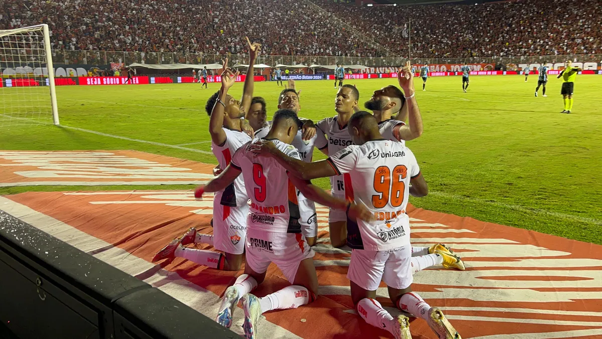 Artilheiro Alerrandro celebra o último gol dele marcado no Barradão em 2024