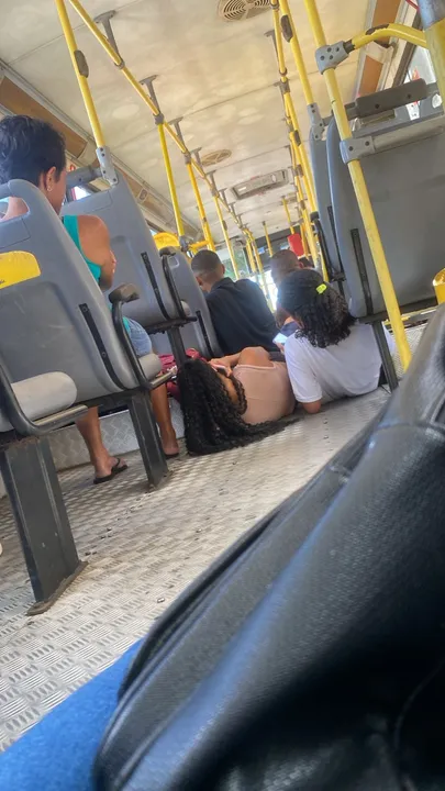 Passageiros que estavam em um ônibus também se jogaram no chão