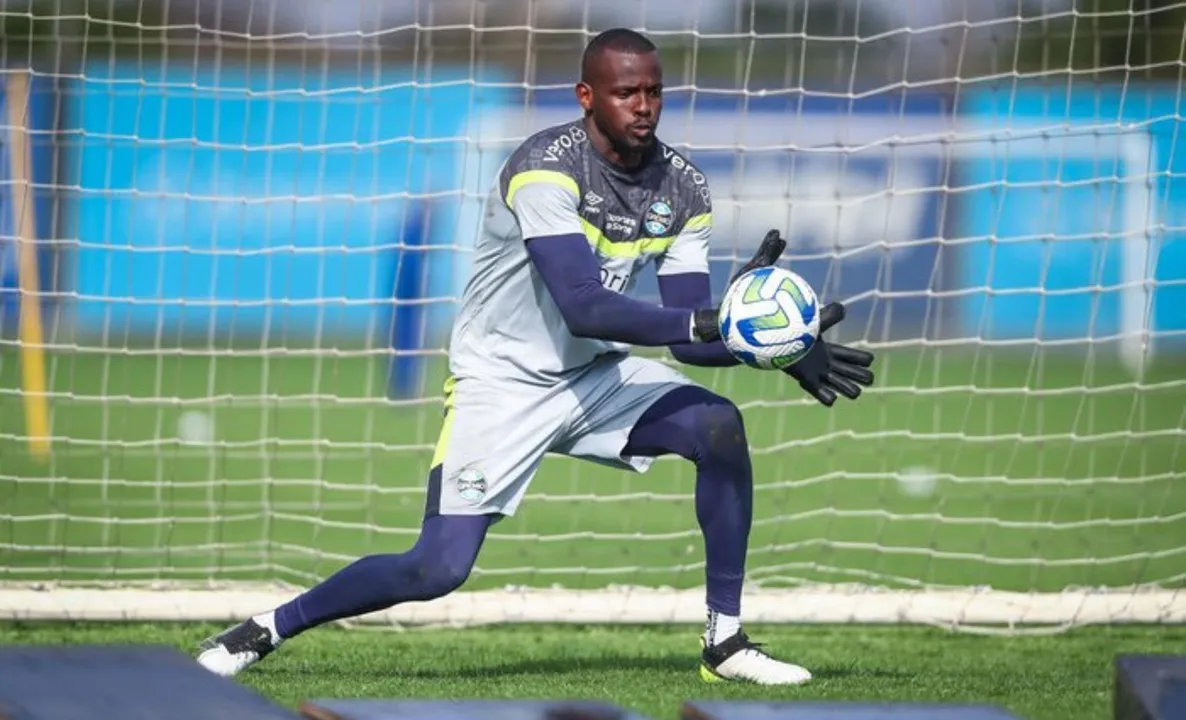 Goleiro Caíque durante treino no Grêmio