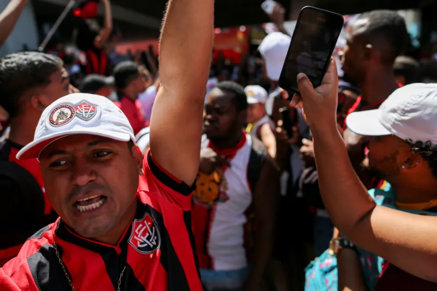 Torcida do Vitória faz festa no Aeroporto para apoiar time no embarque à Curitiba