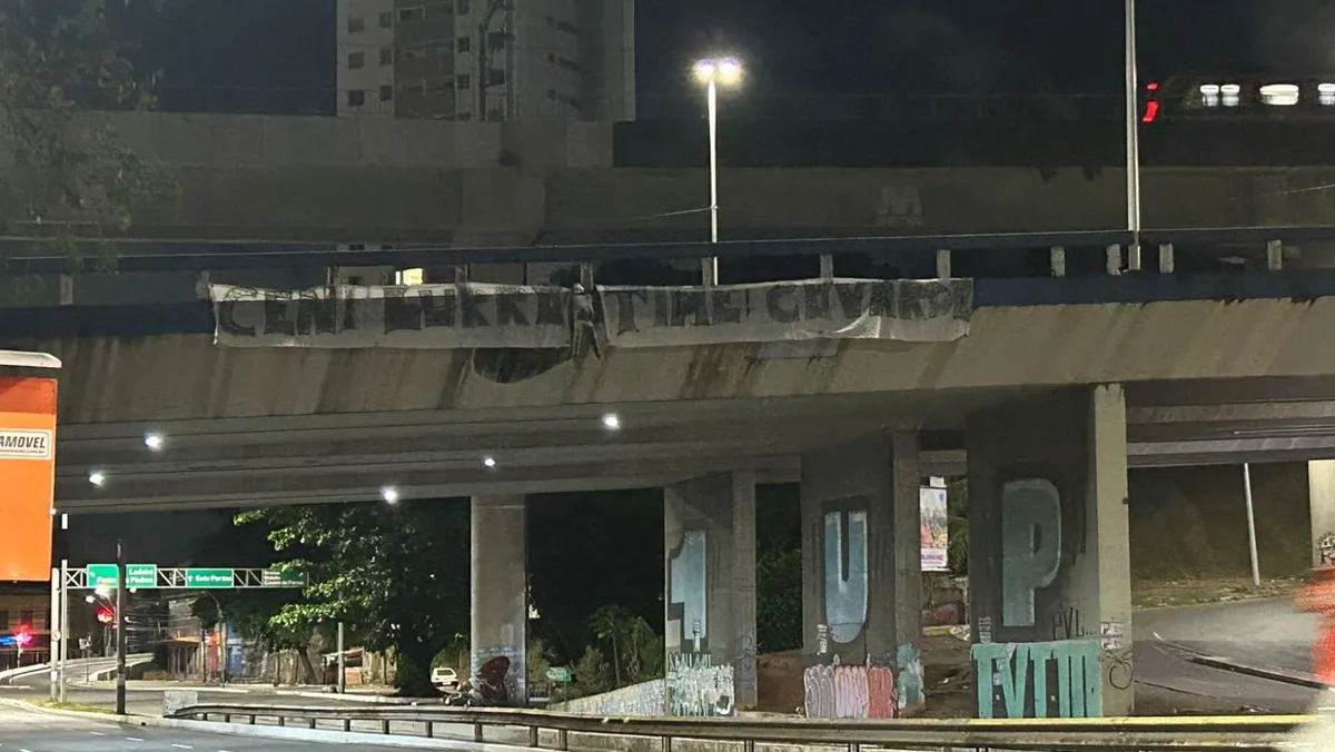 Faixas com protestos pendurados em viaduto