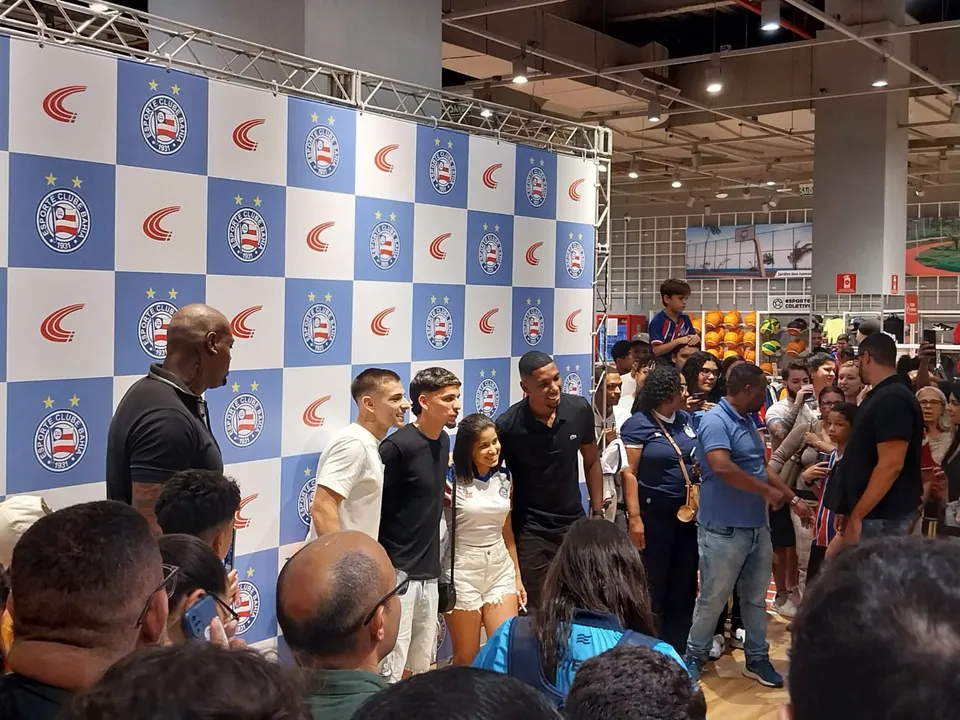 Acevedo, Kanu e Biel durante sessão de fotos com torcedores do Bahia