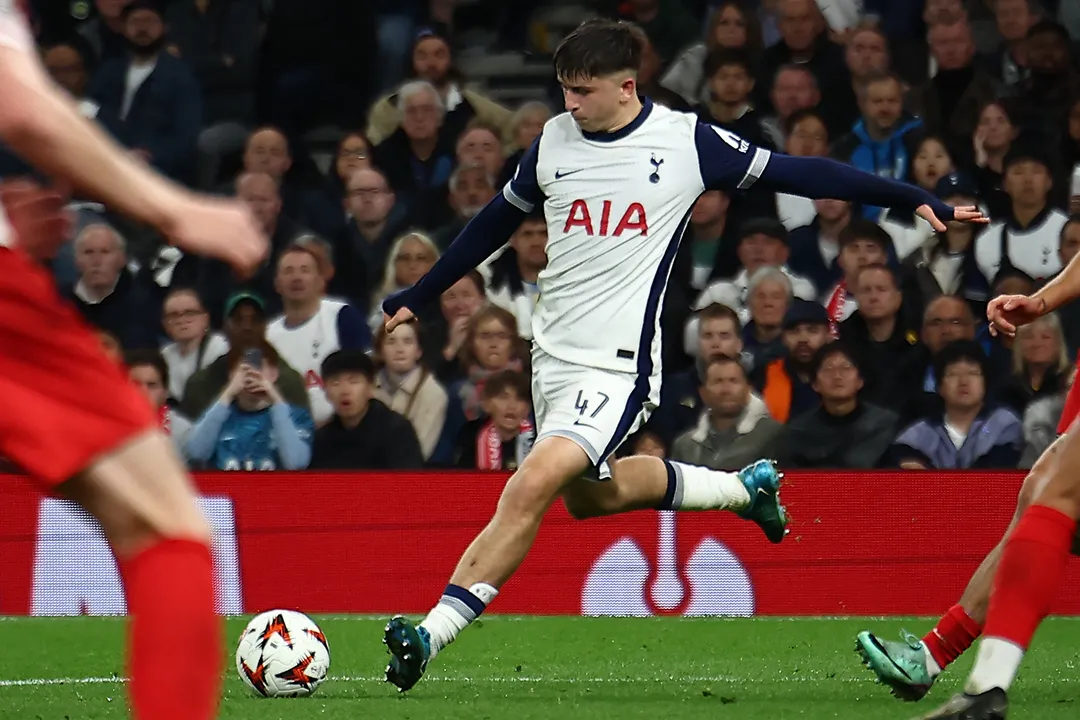 Meia Mikey Moore do Tottenham durante o jogos sobre o AZ Alkmaar