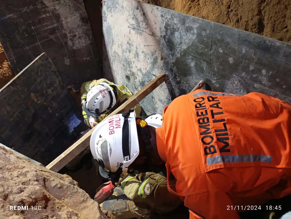 Fábio, de 27 anos, caiu no buraco de uma obra que está sendo realizada em sua própria casa