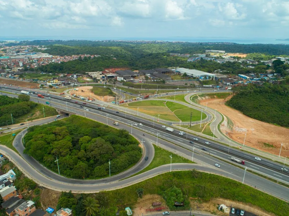 A interdição parcial é necessária para a instalação de um trecho de 20 metros de tubulações de grande diâmetro