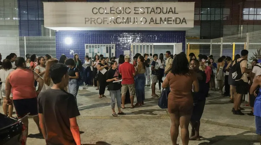 Candidatos em frente ao Colégio Estadual Professor Rômulo Almeida